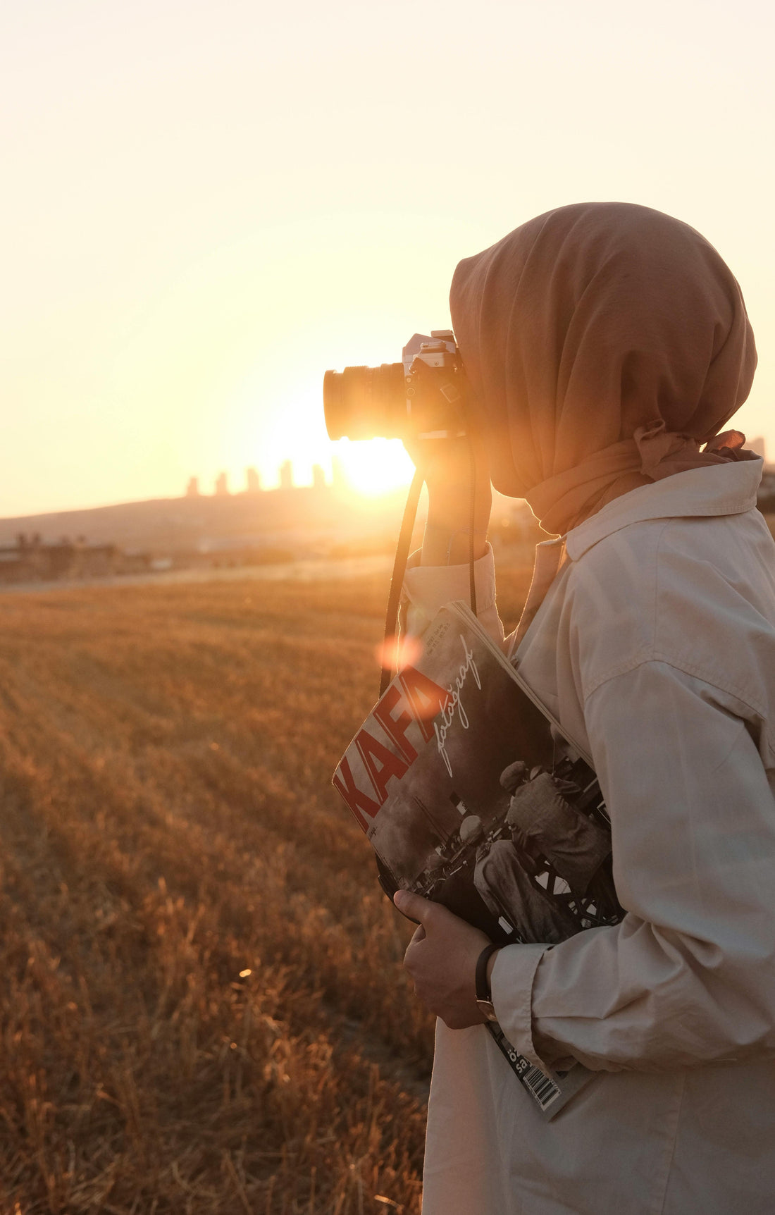 Golden Hour Mastery: Using Portable Reflectors for Soft Spring Portraits