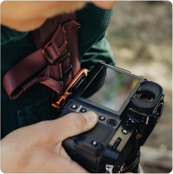 Peak Design Capture Camera Clip V3, Kelp with Plate, Holds DSLR, Compact and Point and Shoot Bodies, Secure, Stable and Accessible, Attaches to Straps and Belts, Quick Release, 200 lb Capacity