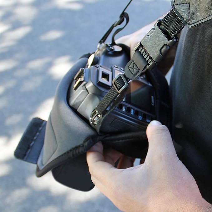 USA Gear Compact Mirrorless & DSLR Camera Sleeve - Lens Attached (Zoom) - Neoprene, Belt Loop Pocket - Fits Small Cameras up to 6.25 x 3 x 8.5 in - Compatible with Canon Sony Nikon Fujifilm