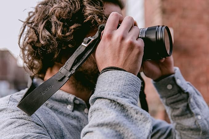 hecho. Brown Leather Camera Strap - Handmade & Fair Trade (Adjustable Leather Shoulder Strap compatible with Canon, Nikon, Sony Fujifilm, Kodak, Olympus and more, Camera Sling for Men & Women)